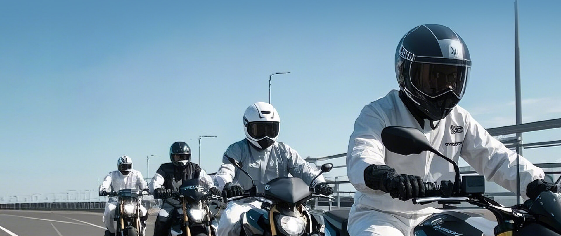 Passeios de motocicleta, exploração ao ar livre e treinamento militar