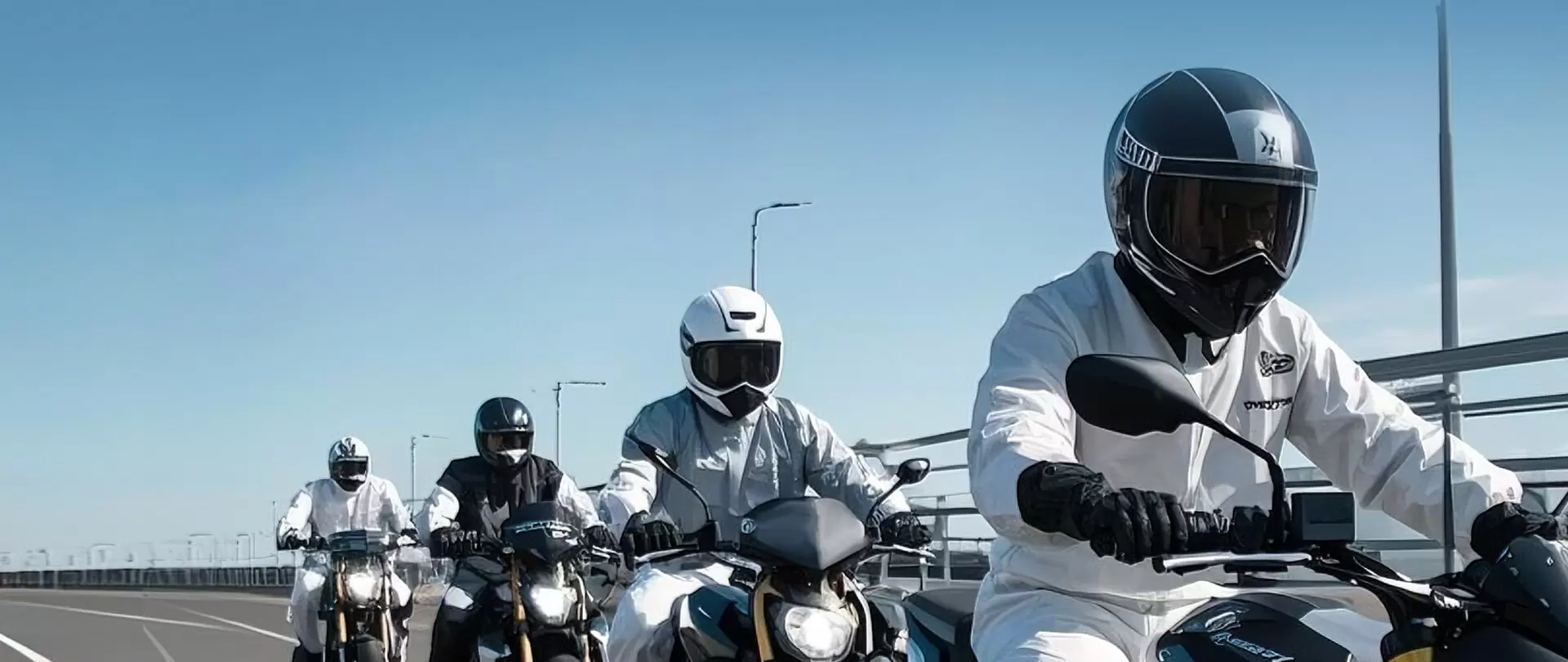 Passeios de motocicleta, explora&ccedil;&atilde;o ao ar livre e treinamento militar