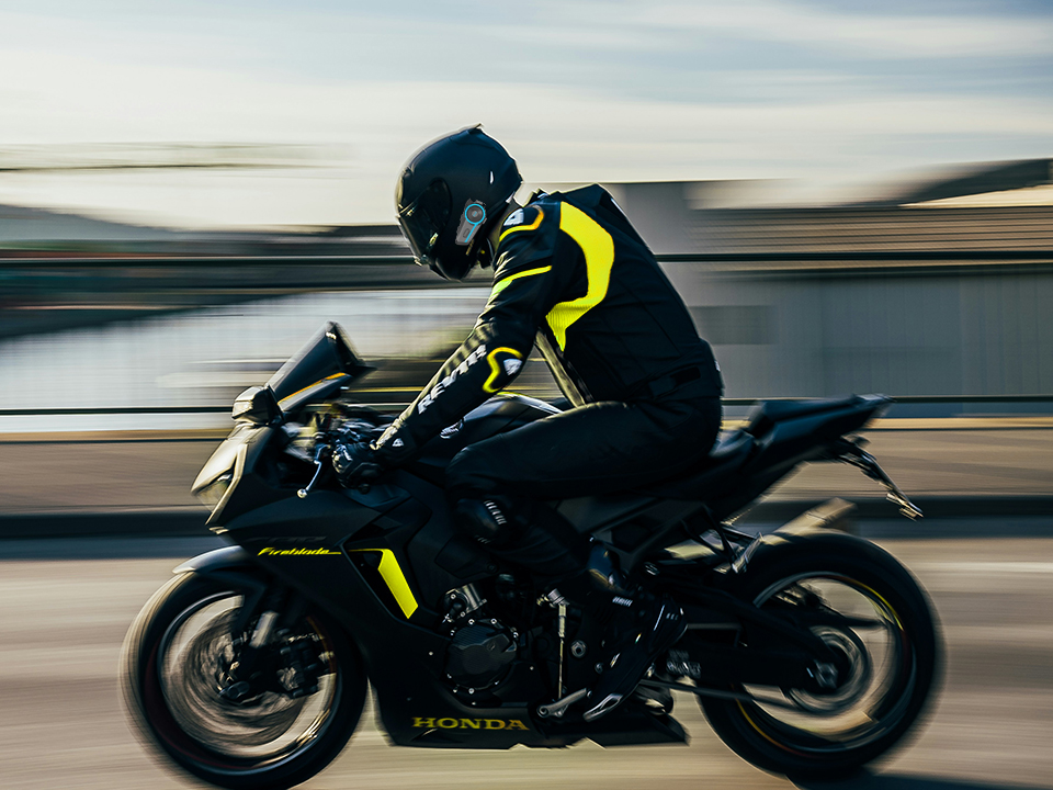Passeios de motocicleta, exploração ao ar livre e treinamento militar