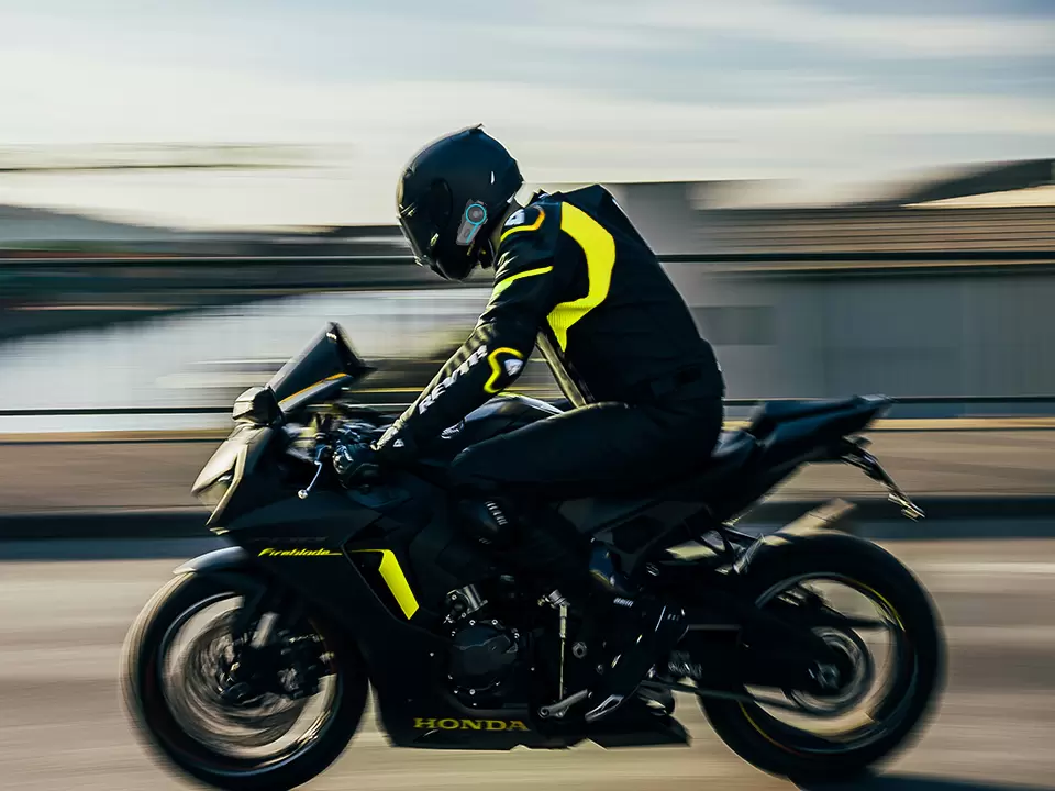 Passeios de motocicleta, explora&ccedil;&atilde;o ao ar livre e treinamento militar