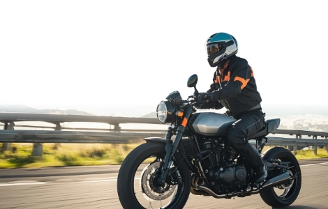 Fone de ouvido compat&iacute;vel com capacete: a pr&oacute;xima evolu&ccedil;&atilde;o em seguran&ccedil;a de &aacute;udio para motociclistas.