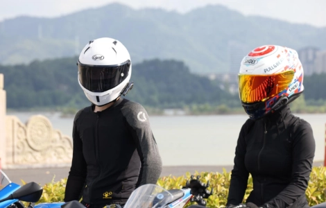 Mantenha-se conectado e livre de ru&iacute;dos: por que um fone de ouvido Bluetooth com cancelamento de ru&iacute;do para capacete &eacute; essencial para motociclistas modernos.